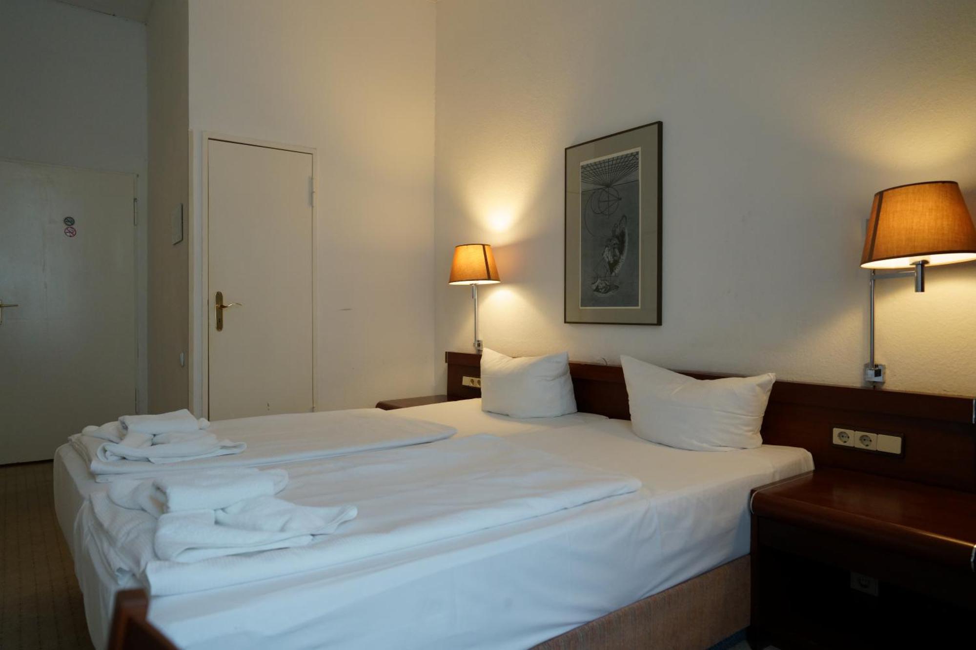 Hotel Pension Xantener Eck Berlin Bagian luar foto