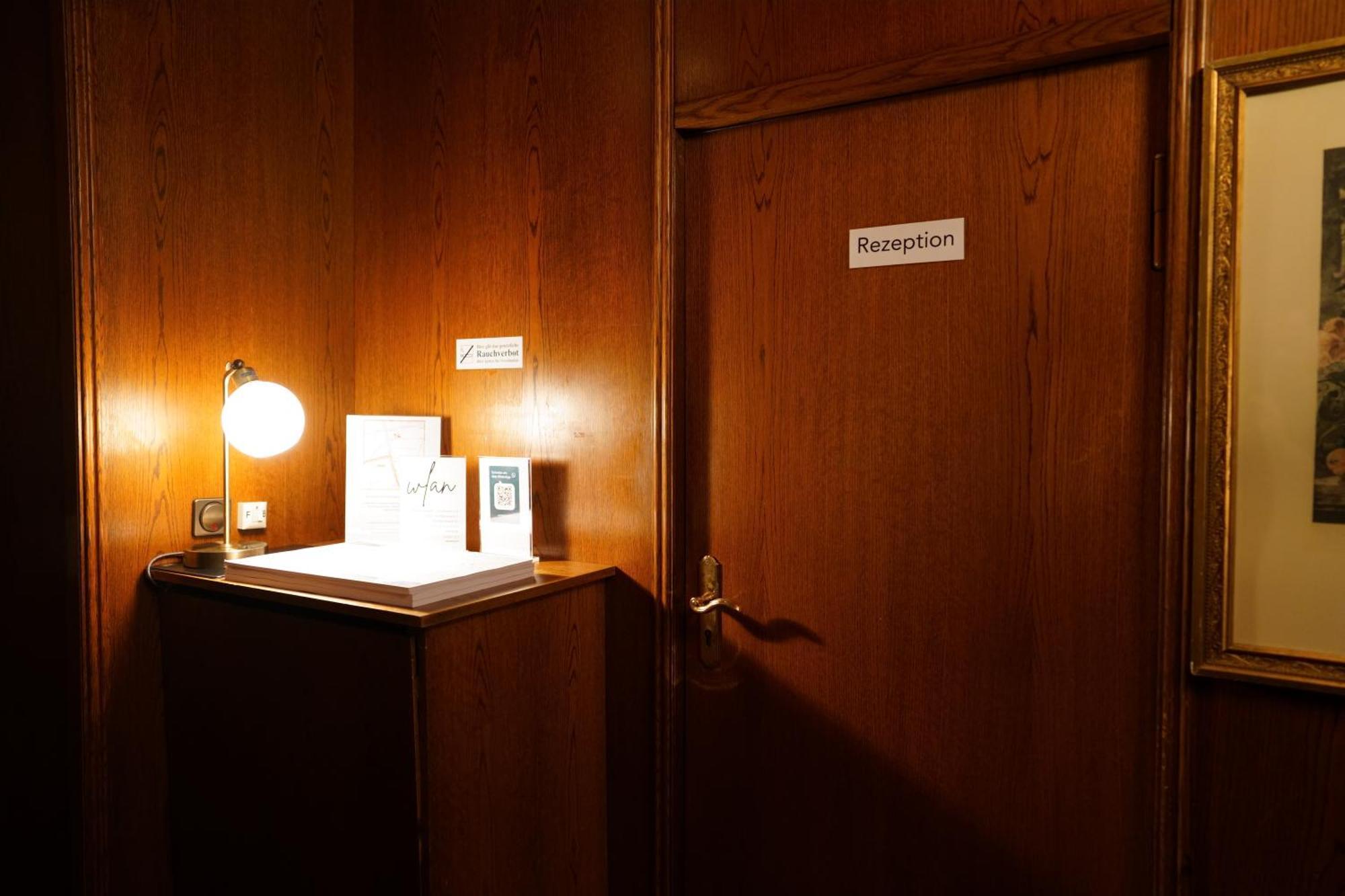 Hotel Pension Xantener Eck Berlin Bagian luar foto