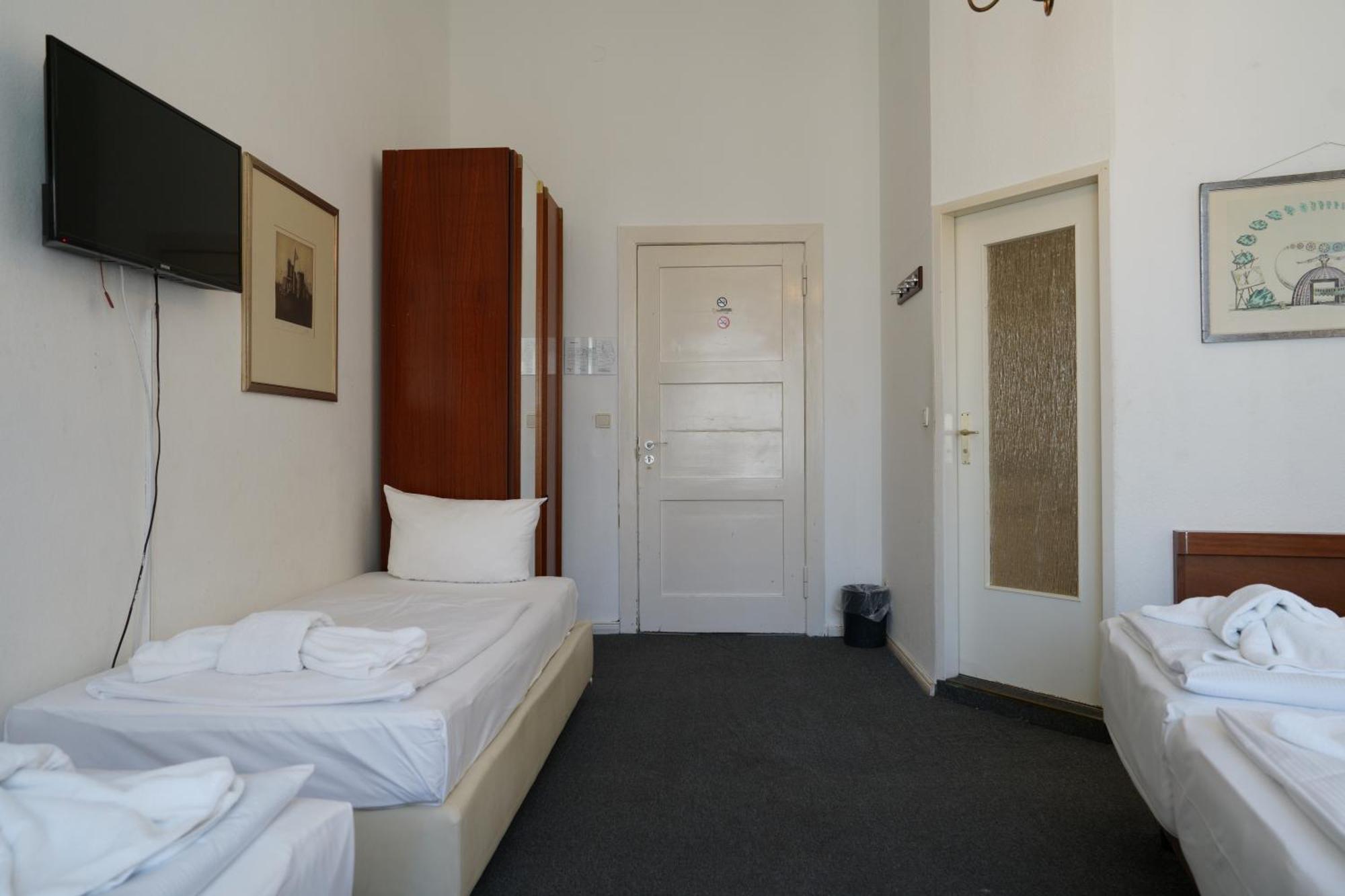 Hotel Pension Xantener Eck Berlin Bagian luar foto