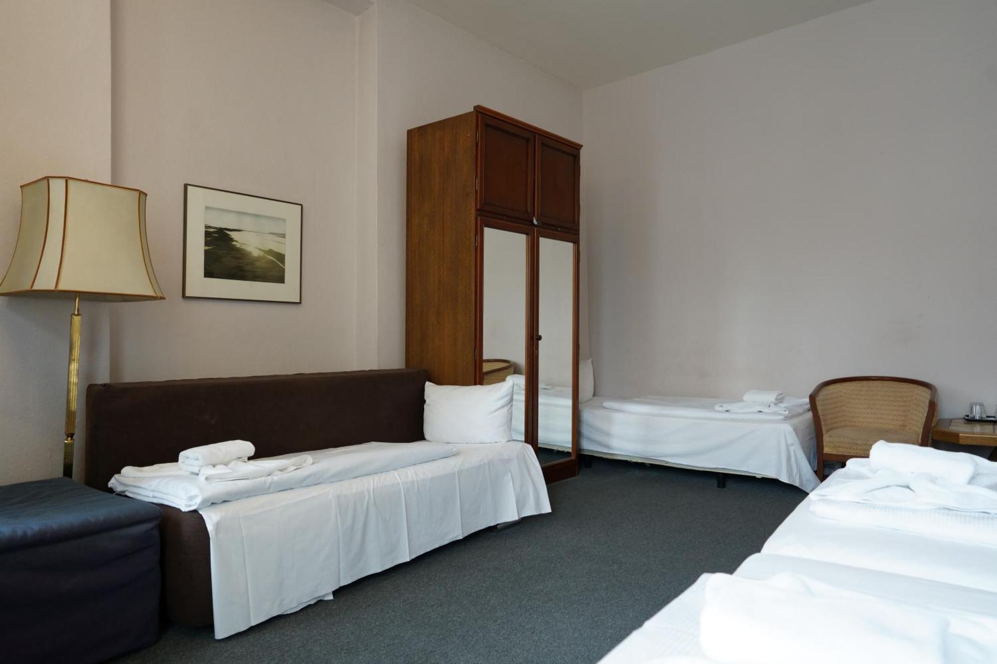 Hotel Pension Xantener Eck Berlin Bagian luar foto