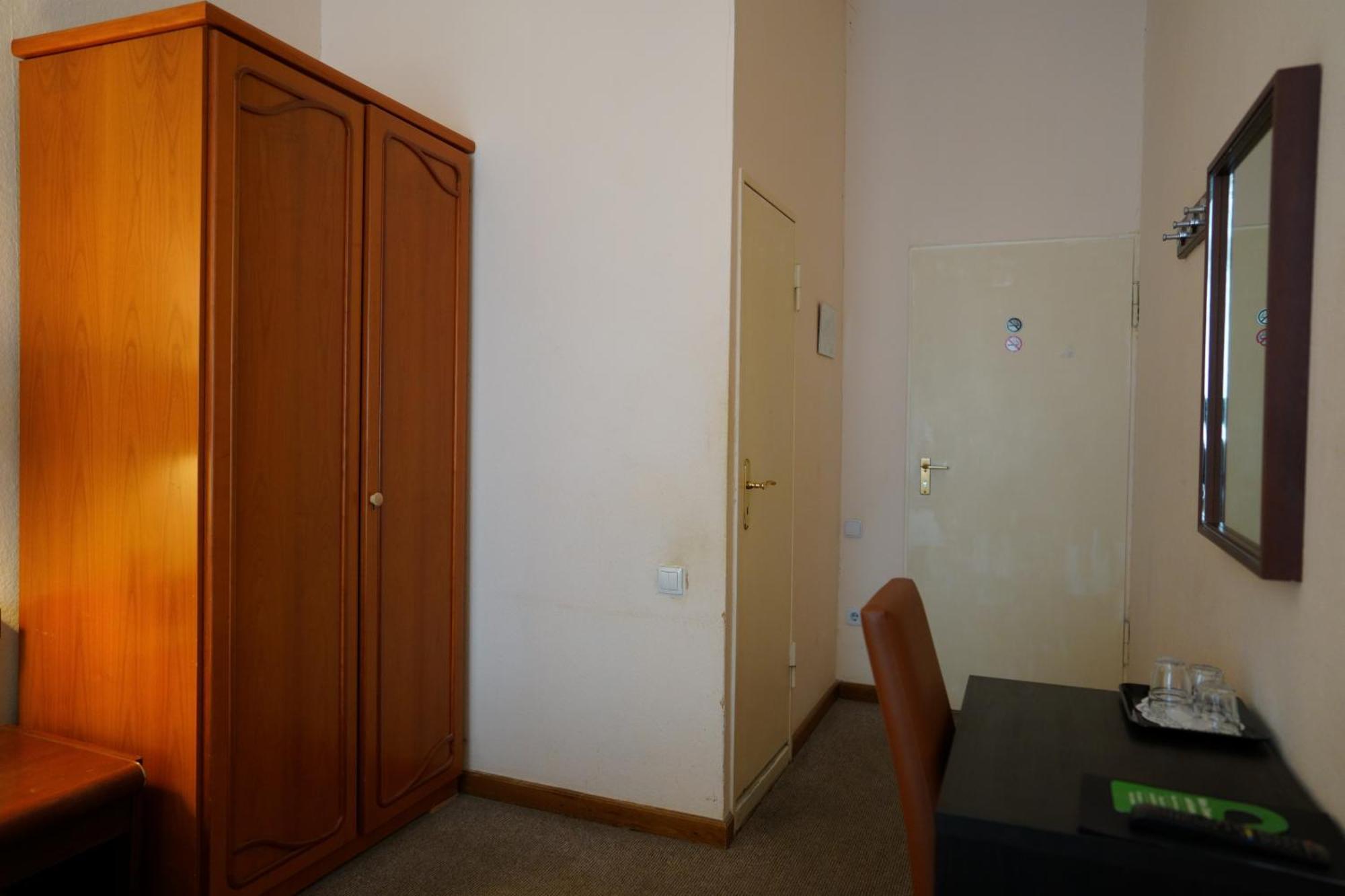 Hotel Pension Xantener Eck Berlin Bagian luar foto