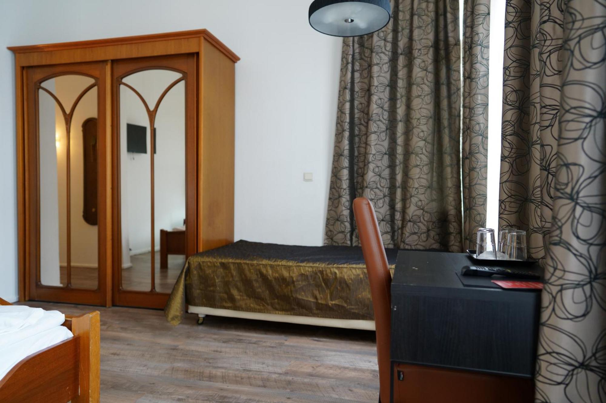 Hotel Pension Xantener Eck Berlin Bagian luar foto