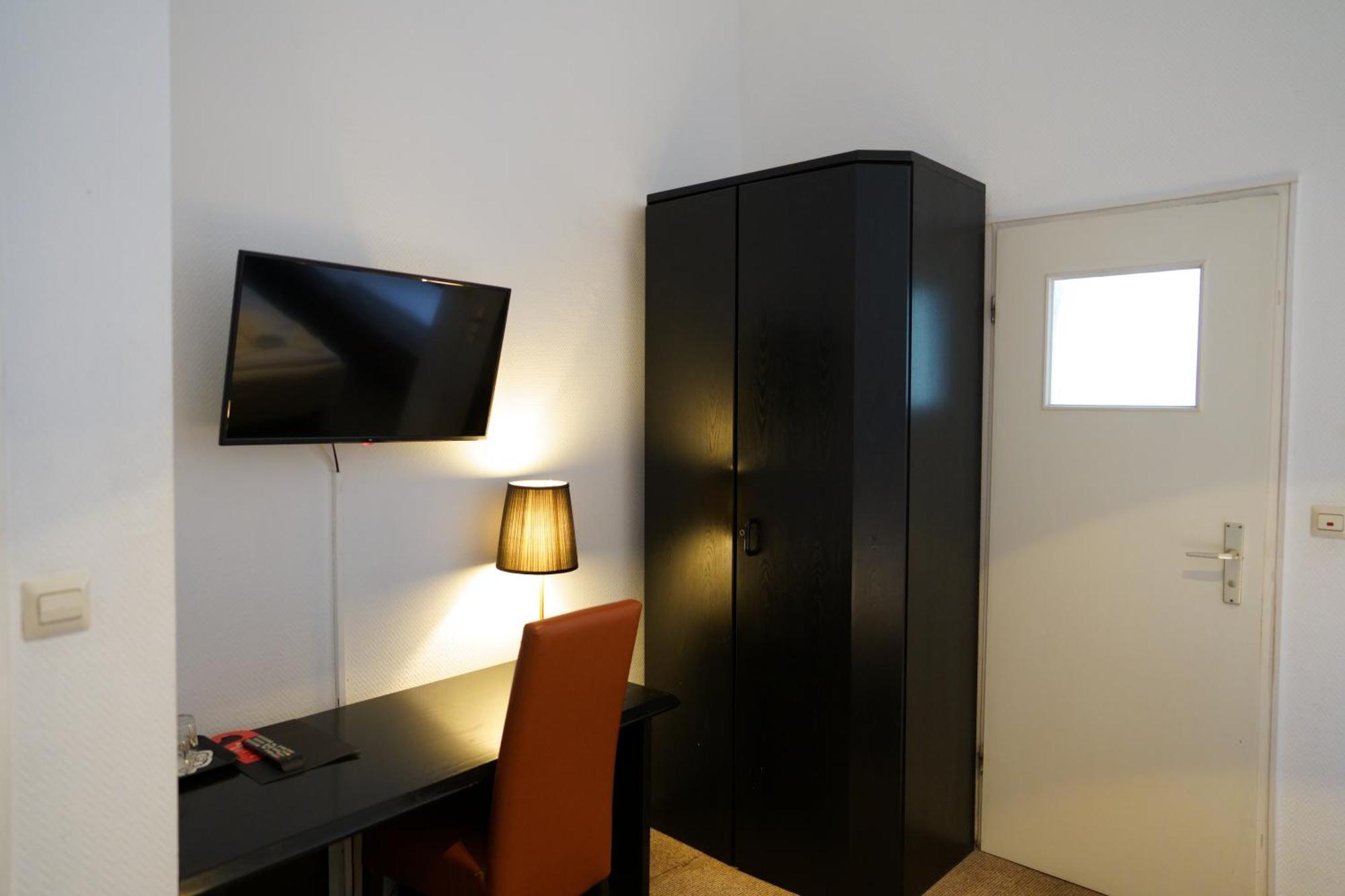 Hotel Pension Xantener Eck Berlin Bagian luar foto