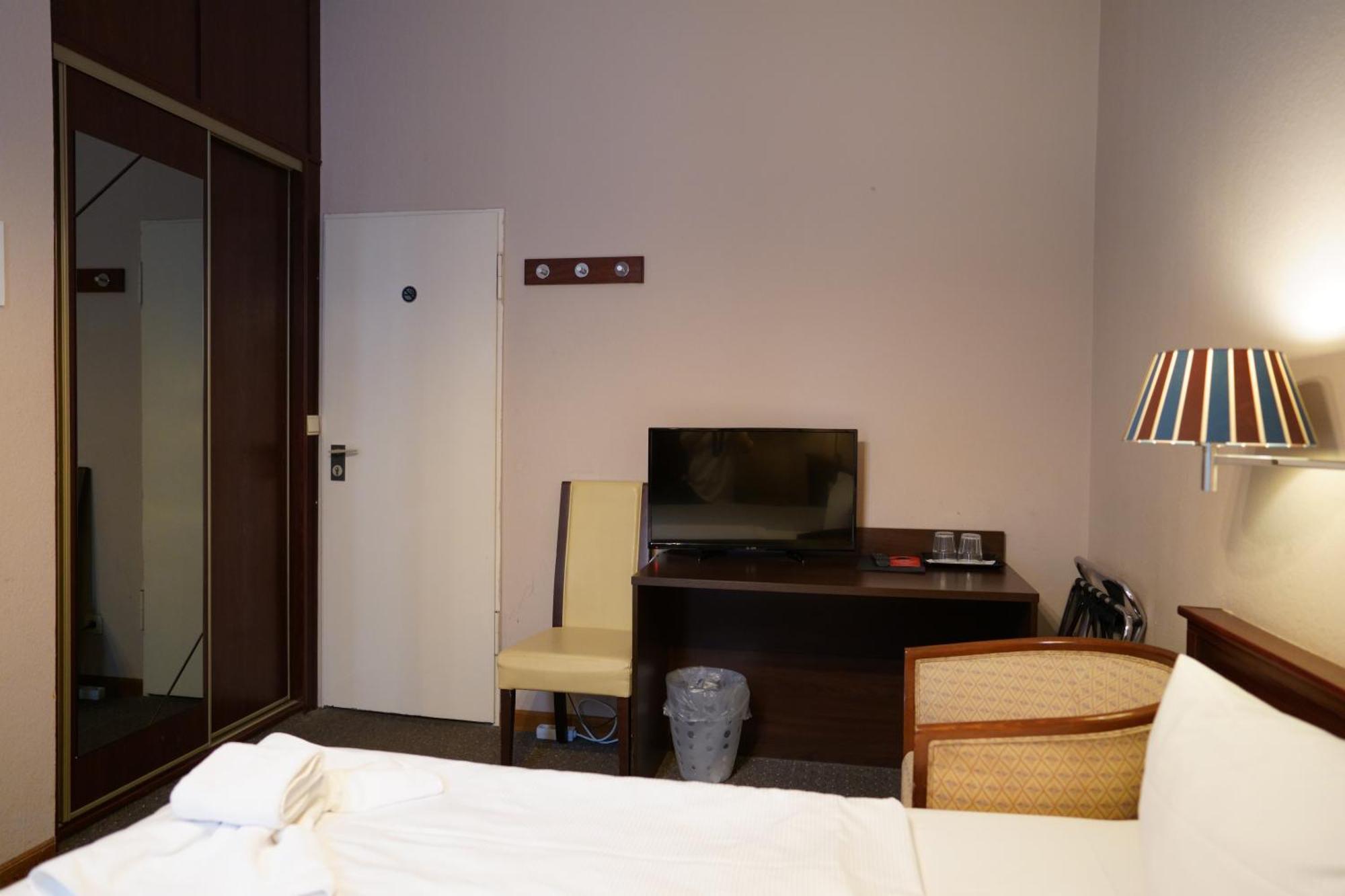 Hotel Pension Xantener Eck Berlin Bagian luar foto