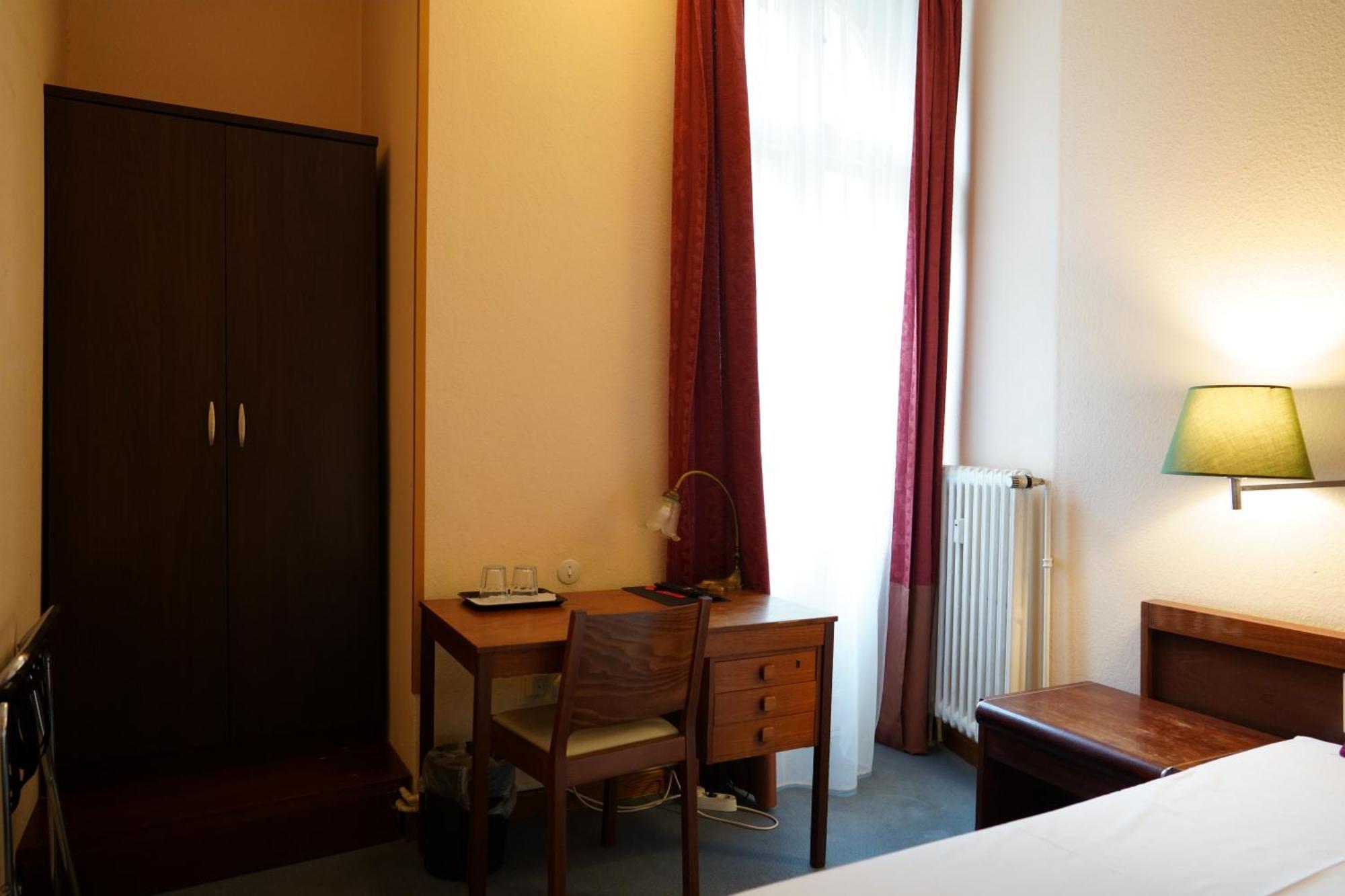 Hotel Pension Xantener Eck Berlin Bagian luar foto