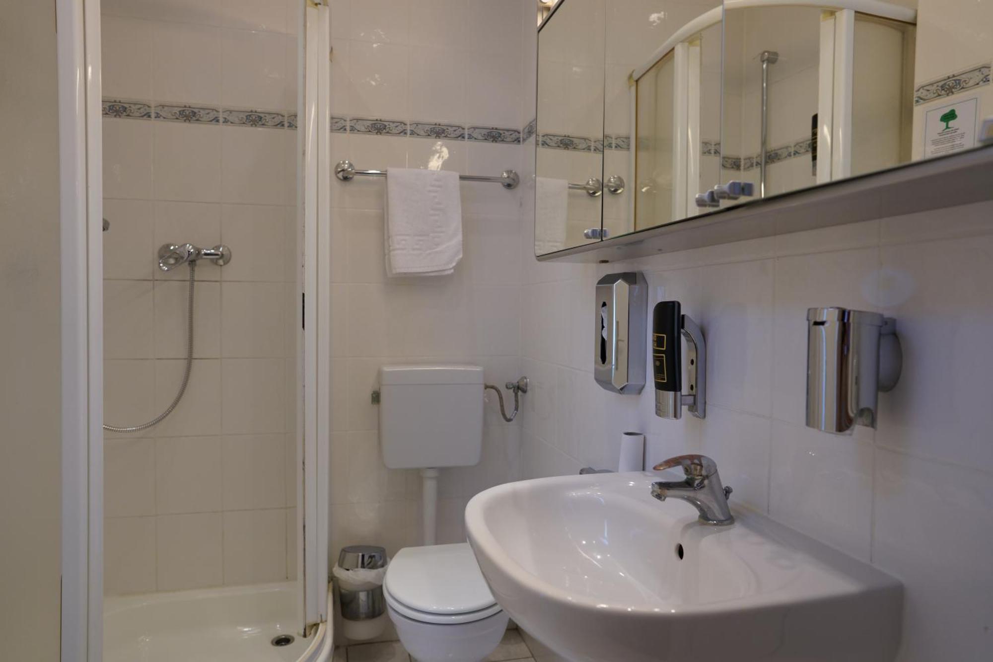 Hotel Pension Xantener Eck Berlin Bagian luar foto
