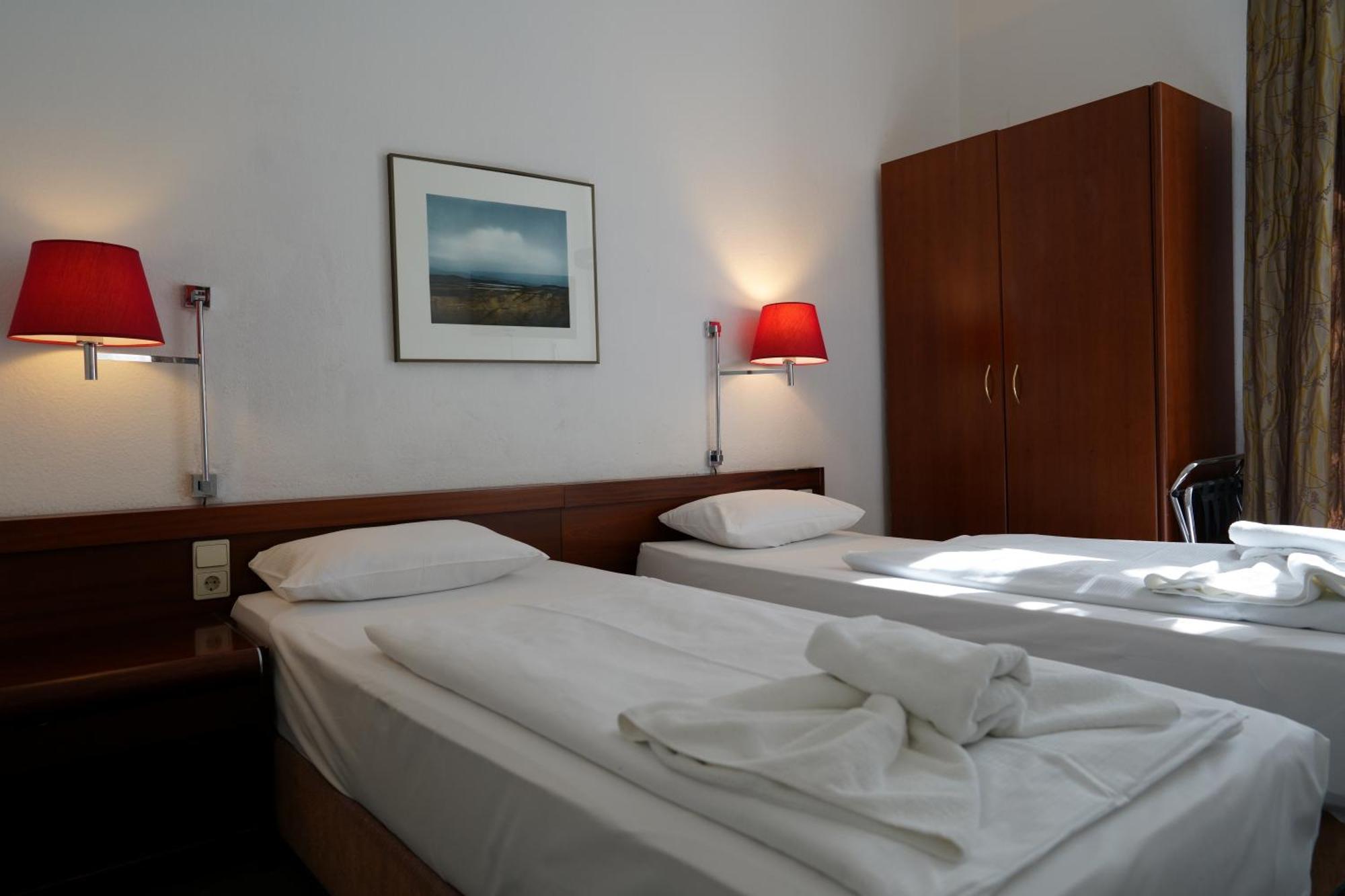 Hotel Pension Xantener Eck Berlin Bagian luar foto